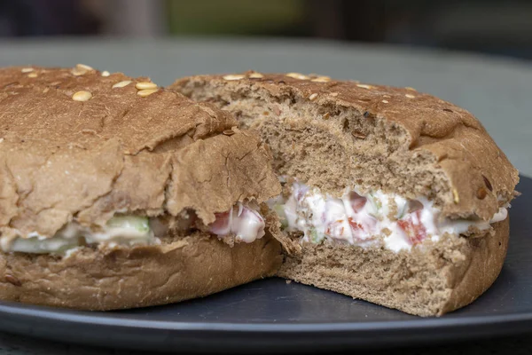 Sandwich vegano con pan integral, tomate, pepino y queso, concepto de comida saludable, primer plano — Foto de Stock