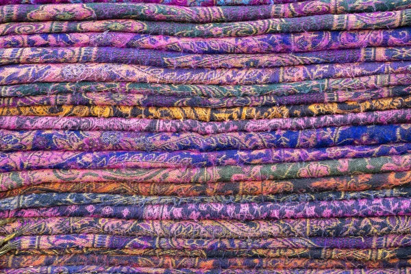 Assortiment de tissus colorés à vendre sur le marché local au Rajasthan, en Inde. Gros plan — Photo