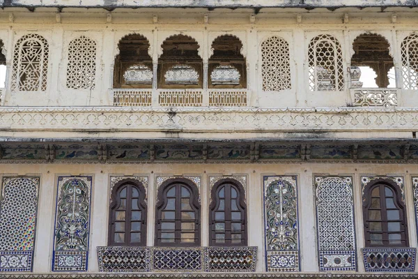 Detail architektury, zdobenou fasádou v Udaipur Rajasthan, Indie — Stock fotografie
