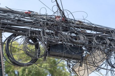 Elektrik direğinde kablo ve kablo karmaşası. Birçok elektrik kablosu - elektrik sonrası tel ve telefon hattı, Tayland