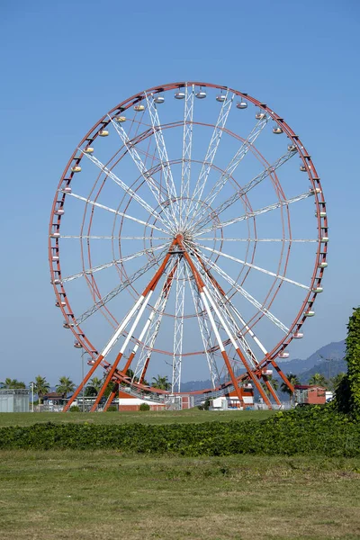 Roda de Ferris sobre o fundo do céu azul, fim acima — Fotografia de Stock