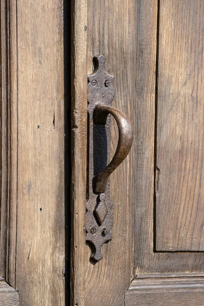 Poignée de porte sur une ancienne porte en bois à Tbilissi, Géorgie — Photo