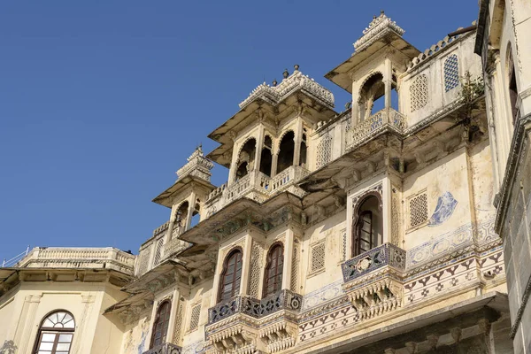 Detal architektury, dekorowaną fasadą w Udaipur, Rajasthan, Indie — Zdjęcie stockowe