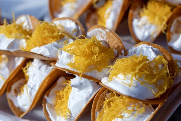 Zoete Thaise crêpe, of Kanom Bueang in het Thais, is een oude Thaise dessert. Het is meestal gevuld met kokoscrème, gevolgd door zoete of zoute toppings. — Stockfoto