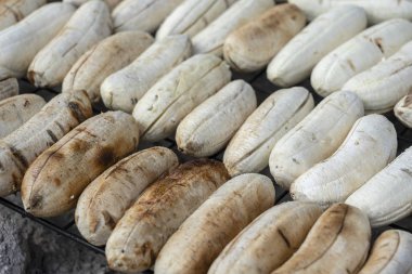 Tayland sokak gıda pazarında ızgara Tay muz. Kızarmış muz, lezzetli sokak yemekleri.
