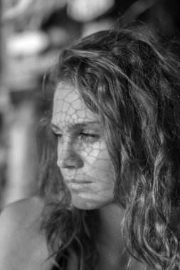 Tayland'Da, tayland'da, web gölgesi olan tropik bir plajda beyaz beyaz bir kızın siyah beyaz portresi. Doğa ve yaz konsepti