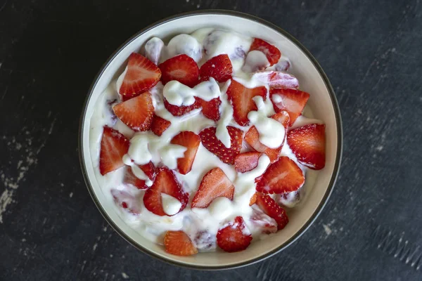 Fresa roja y brulee de yogur blanco. Postre de frutas en el desayuno con cuñas de fresa perfectamente maduras en temporada, primer plano —  Fotos de Stock