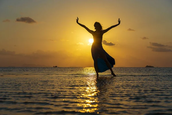 Giovane ragazza di bellezza che balla sulla spiaggia tropicale sull'acqua di mare all'isola paradisiaca al tramonto. Concetto estivo. Viaggi di vacanza . — Foto Stock