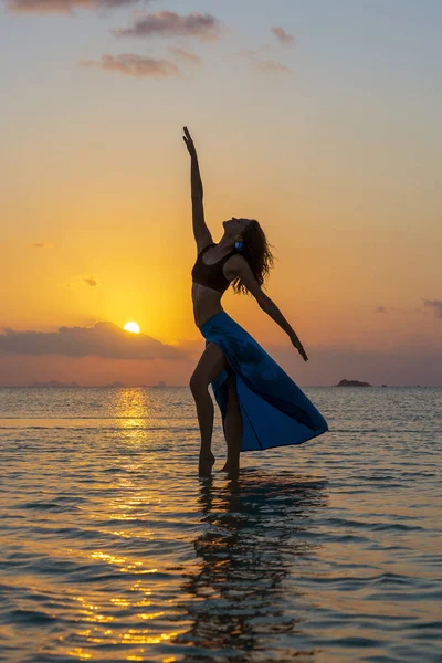 Gün batımında cennet adasında deniz suyunda tropikal plajda dans genç güzellik kız. Yaz konsepti. Tatil seyahati. — Stok fotoğraf