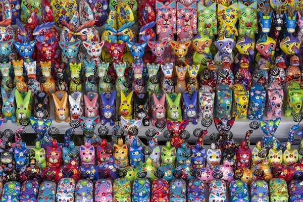 Verkauf von Souvenirs - lustige handgefertigte Holztiere auf dem Wochenmarkt. leuchtend bunte Kinderspielzeuge und Dekoration für den Innenraum. ubud, bali island, Indonesien. Nahaufnahme — Stockfoto