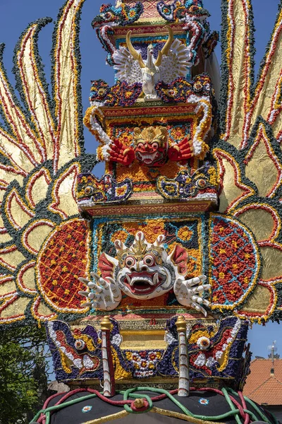 Torre de cremação Bade com esculturas balinesas tradicionais de demônios e flores na rua central em Ubud, Ilha Bali, Indonésia. Preparado para uma próxima cerimônia de cremação — Fotografia de Stock