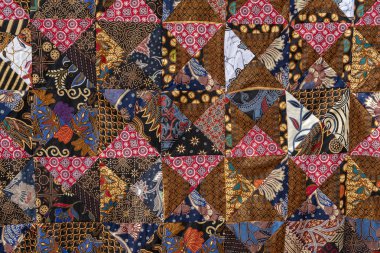 Piyasada detay patchwork yorgan. Bali Adası, Ubud, Endonezya. Büyük patchwork battaniye doku