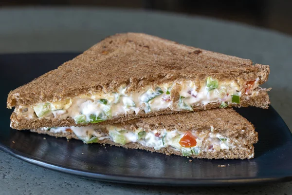 Sandwich vegano con pan integral, tomate, pepino y queso, concepto de comida saludable, primer plano — Foto de Stock