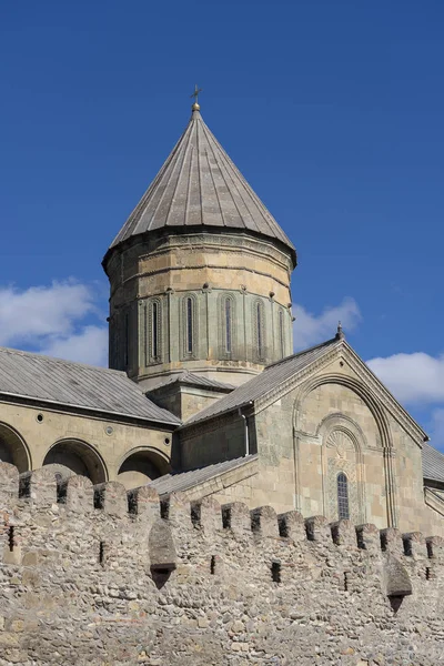 Old Orthodox cathedral in Mtskheta near Tbilisi, Georgia. Autumn sunny day. — Stock Photo, Image
