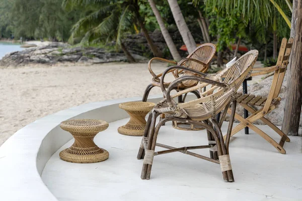 Stůl a židle v plážové kavárně zblízka — Stock fotografie