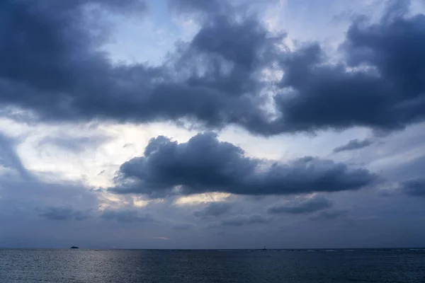 Драматический закат над морем. Летние каникулы — стоковое фото