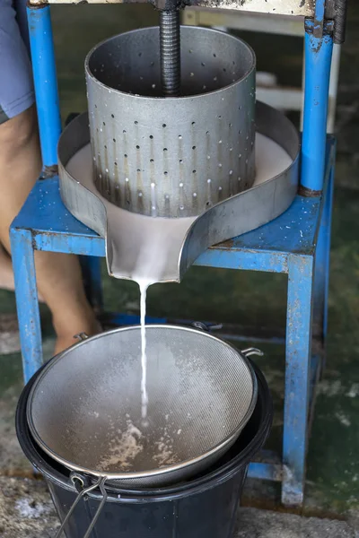 Kokosmilch und Saft Extraktionsmaschine Schneckenpresse Typ. Kokosmilchpflanze in Thailand. Kokosnuss manuell pressen, um Saft zu bekommen — Stockfoto