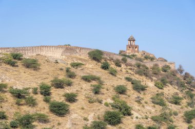 Amer, Jaipur, Rajasthan, Hindistan tarihi şehirde Amber fort dağıüzerinde uzun duvar