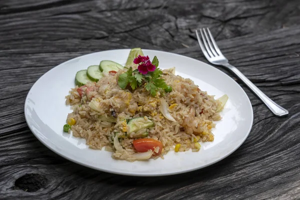 Smażony ryż z krewetek i warzyw w białym naczyniu na starym drewnianym stole, z bliska. Kuchnia tajska, kuchnia tajska — Zdjęcie stockowe
