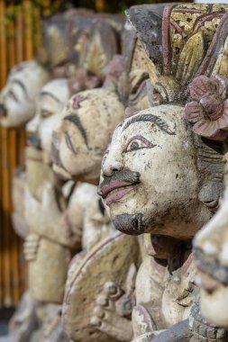 Sokak tapınağında tanrının geleneksel Bali taş heykeli. Island Bali, Endonezya. Closeup