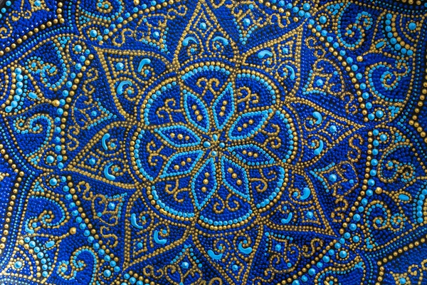 Placa de cerâmica decorativa com cores azuis e douradas, placas pintadas, close-up. Placa de porcelana decorativa pintada com tintas acrílicas, handwork — Fotografia de Stock