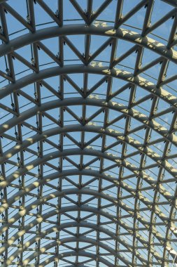 Modern metal yapı yürüyen köprü, Tiflis nehri üzerinde barış köprüsü olarak bilinen, Gürcistan