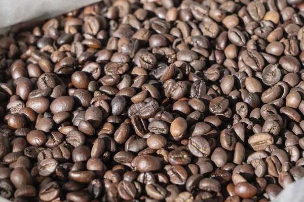 Yerel pazarda kahve çekirdekleri, yakın — Stok fotoğraf