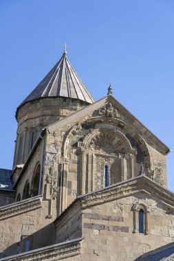Gürcistan'ın Tiflis kenti yakınlarındaki Mtskheta'daki eski Ortodoks katedrali. Sonbahar güneşli gün.