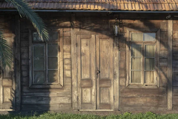 Gevel van een oud houten huis. Achtergrond van de houten muur van het huis — Stockfoto