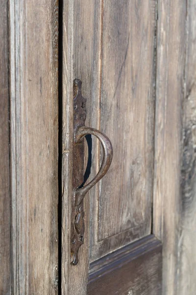 Poignée de porte sur une ancienne porte en bois à Tbilissi, Géorgie — Photo