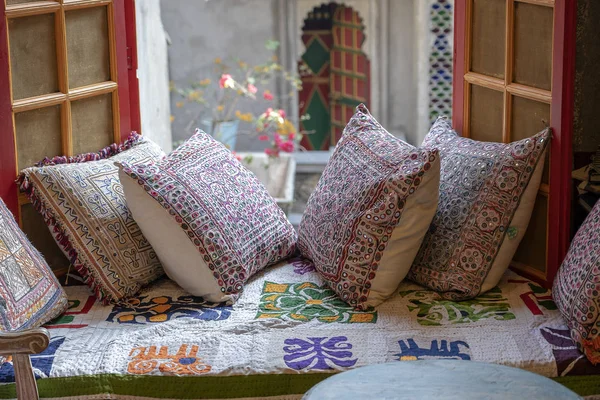 Уютная гостиная у окна с цветными подушками с прекрасным видом на внутренний двор в Удайпуре, Раджастхан, Индия . — стоковое фото