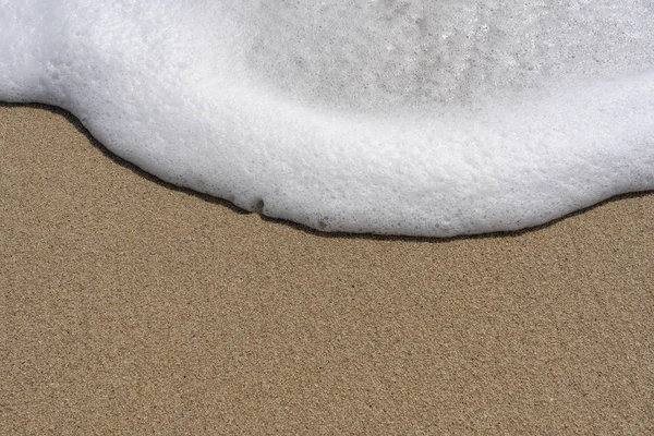 Ola suave del mar en la playa de arena con espuma blanca limpia. Concepto de naturaleza — Foto de Stock