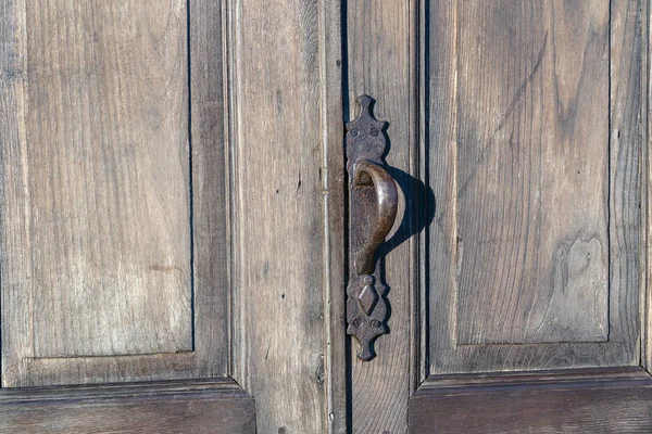 Door knob on ancient wooden door in Tbilisi, Georgia — Stock Photo, Image