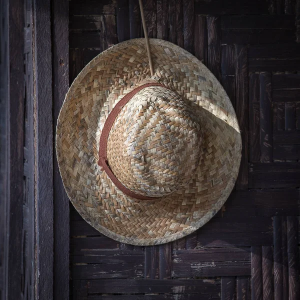 Gros plan vieux chapeau de paille sur un fond sombre — Photo