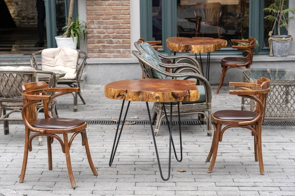 Tafel en stoelen in straat café, close-up — Stockfoto