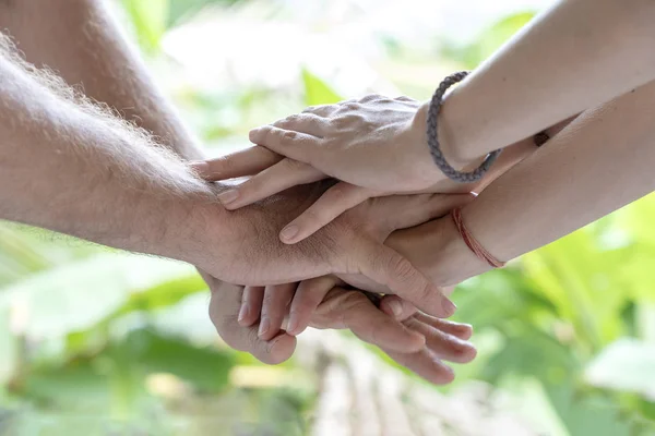 Viele Hände versammeln sich in der Mitte eines Kreises. Nahaufnahme im Freien — Stockfoto