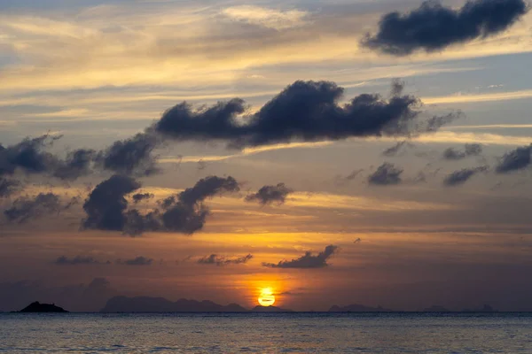 Colorful sunset above the sea. Summer vacation concept. Thailand — Stock Photo, Image