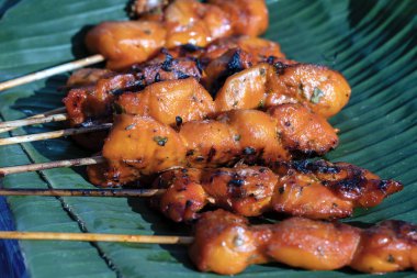 Tay sokak satıcısı ada Koh Phangan, Tayland sokak gıda pazarında ızgara tavuk eti satıyor. Closeup