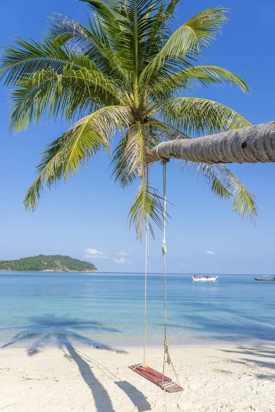 Huśtawka zwisają z coconut palm tree, na piaszczystej plaży, w pobliżu błękitnego morza wody w Tajlandii. Koncepcja lato, Podróże, wakacje i urlop — Zdjęcie stockowe