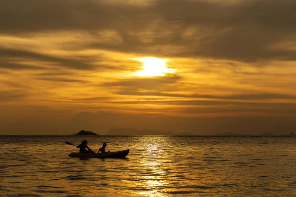 Barevný západ slunce nad mořem. Koncepce prázdninových prázdnin. Thajsko — Stock fotografie
