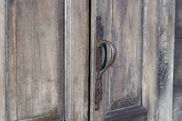 Pomo de puerta en la antigua puerta de madera en Tiflis, Georgia — Foto de Stock