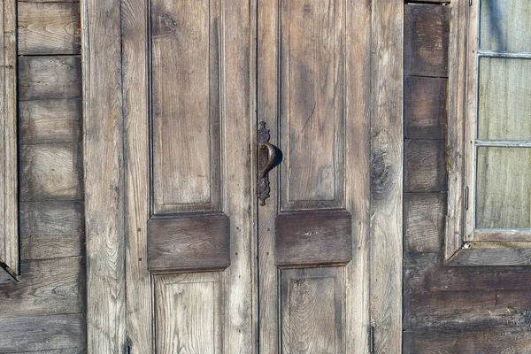 Poignée de porte sur une ancienne porte en bois à Tbilissi, Géorgie — Photo