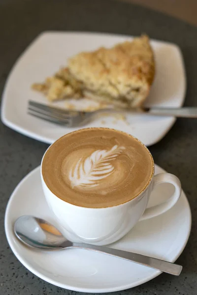 Tasse Latte-Kaffee mit Kuchen, Nahaufnahme — Stockfoto