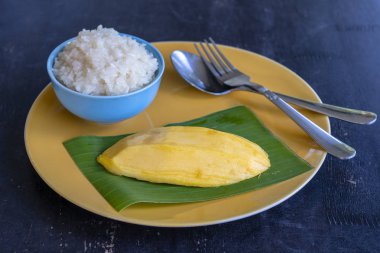 Tay tarzında tatlı, plaka üzerinde yapışkan pirinç ile mango. Sarı mango ve yapışkan pirinç olduğunu Tayland popüler geleneksel tatlı