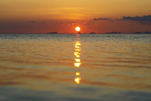 Belo pôr-do-sol acima do mar. Conceito de férias de verão. Tailândia — Fotografia de Stock