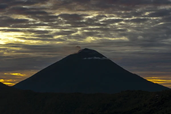 Paesaggio nuvoloso con silhoutte delle montagne del vulcano all'alba. Bali, Indonesia — Foto Stock