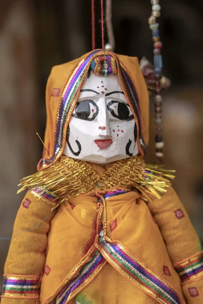 Handgjorda marionetter knutna till snöre i Rajasthan, Indien. Närbild docka — Stockfoto