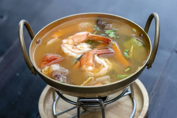 Tom yam kung or Tom yum, Tom yam is a spicy clear soup typical in Thailand. Popular food in Thailand — Stock Photo, Image