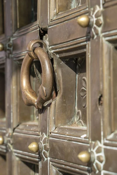 Deur Knocker op oude deur in Udaipur, Rajasthan, India — Stockfoto