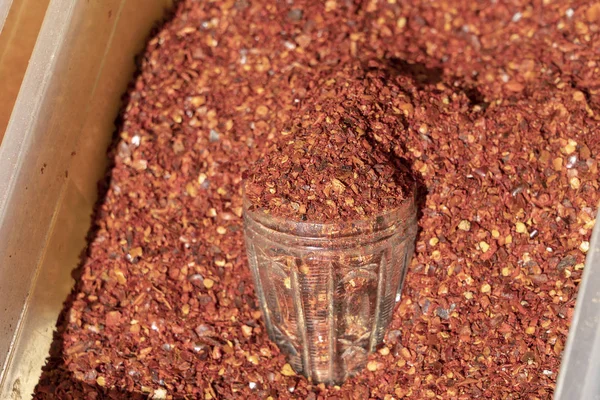 Gorący czerwony papryka tło na lokalnym rynku na sprzedaż, Indie, zbliżenie — Zdjęcie stockowe